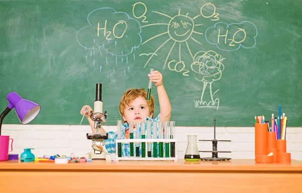 Flüssigkeiten entdecken. Stipendien und Stipendien. Junge bei der Durchführung eines Chemietests. Wunderkind und frühe Entwicklung. Kleine Schüler lernen Chemieunterricht. Chemielabor. praktisches Wissenskonzept — Stockfoto