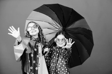 Şemsiyenin altında yürü. Çocuklar kızlar şemsiye altında mutlu arkadaşlar. Parlak şemsiye. Mutlu çocukluk. Birlikte mutlu olmak daha kolay. Birileri bulut gökkuşağı olun. Uygun giysilerile yağmurlu hava