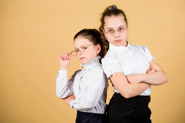 Concepto perfecto y diligente. La educación es lo que queda después de que uno ha olvidado lo que ha aprendido en la escuela. De vuelta a la escuela. Día del conocimiento. Pase el examen. Ellos lo saben todo. Alumnos de escuela de niñas — Foto de Stock