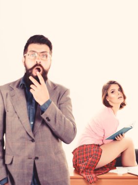 Hesap bakiyesini görüntüleme. Seksi bayan hesap defteri okurken şok bulanık adam. Şehvetli muhasebe memuru hesap raporu hazırlıyor. Şirket hesap bakiyesi oluşturma