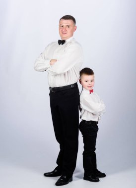 Küçük oğul soylu bir adam babaları örnek takip. Centilmen yetiştirilme tarzı. Baba ve oğul resmi kıyafet kıyafeti. Büyüyün beyefendi. Papyonlu baba ve çocuk. Centilmen yetiştirilme tarzı. Resmi etkinlik