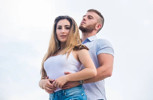 Pareja enamorada. Hombre y mujer abrazan el fondo de la naturaleza. Amor verdadero. Apoyándola. Amor familiar. Devoción y confianza. Juntos para siempre nosotros dos. Historia de amor. Relaciones románticas. Linda relación — Foto de Stock