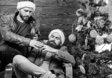Zararlı alışkanlıkları kurtulmak. Nasıl kötü alışkanlıkları kırmak için. Adam içki şampanya ve yasaktır. Yeni yıl çözünürlük. Acımasız adam yılbaşı Noel ağacı yakınındaki kutlamak. Yıl sonundan önce tekmelemeye kötü alışkanlıkları