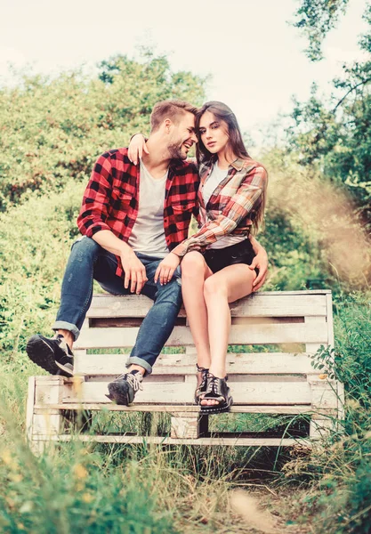 Gefühle ausdrücken. Valentinstag. Sommercamping im Wald. Mann mit Mädchen im Park. Paar entspannen im Freien auf Bank. Beziehungen. Familien-Rancho-Wochenende. romantisches Date. verliebtes Paar. karierte Mode — Stockfoto