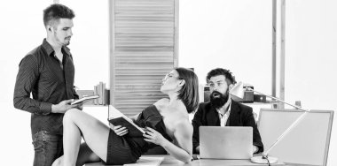 İş hakkında grup tartışması. İş tartışmalarına katılan profesyonel kişiler. İş arkadaşlarıyla birlikte ofis masasında çalışan ve iletişim kuran tartışma grubu. Bir anlaşmanın tartışılması