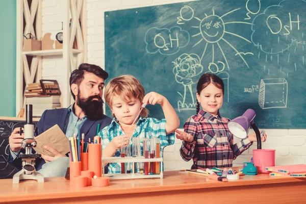 Klaar voor zijn eindexamen. Wetenschap en onderwijs. chemie lab. terug naar school. gelukkige kinderen leraar. Laboratoriumonderzoek-wetenschappelijk project voor chemische test. School chemie laboratorium — Stockfoto