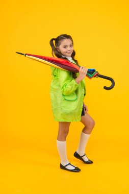 1 Eylül'de yağmur tahmini. 1 Eylül'de şemsiye ile yağmurluk sevimli kız öğrenci. Küçük çocuk 1 Eylül'de sarı arka plan la okula gidiyor. İlk okul günü küçük kız, 1 Eylül