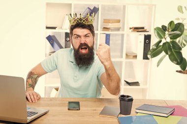 Adam sakallı işadamı altın taç giyer. Üst düzey yönetici merkez ofisi. Patron zaferin tadını çıkarıyor. Merkez ofis ve ceo konsepti. İcra Kurulu Başkanı. Kararname çıkarma. Ofis benim krallığım. Ofis kralı