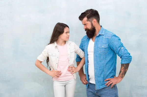 A veces la crianza se trata de malentendidos. Conflicto familiar. Hombre y niña hipster barbudo. Concepto de confrontación. Hombre frunciendo el ceño e hija seria. Resolviendo conflictos. Conflicto y ofensa —  Fotos de Stock