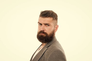 Saç ve sakal bakımı. Erkek berber bakımı. Sakallı, olgun bir hippi. Sakallı adam. Bıyıklı, vahşi, beyaz bir hippi. Yüz bakımı. Moda blogu yazan bir adam. Hippi modası.