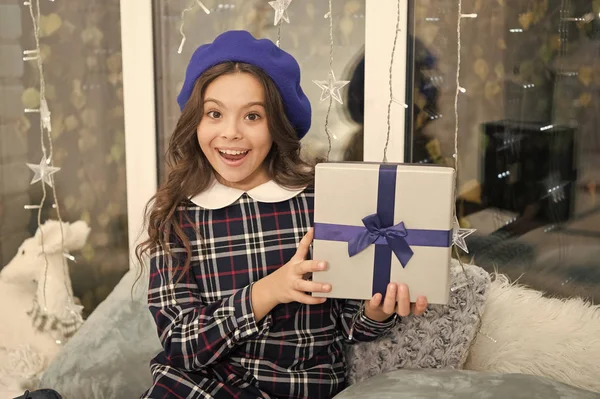 Niña feliz celebrar las vacaciones de invierno. Feliz año nuevo. La época de Navidad. Por Dios, sé alegre. Niña linda con regalo de Navidad. entrega regalos de Navidad. La Navidad es el momento de complacer — Foto de Stock