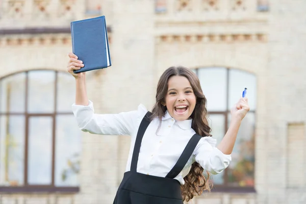 Testi başarıyla geçtin. Küçük kız öğrenci. Okul eğitimi konsepti. Bilgi toplama günü. Dil öğreniyorum. Evde öğrenmek için en iyi ders kitapları. Öğrenmeye bağlı. Gülümseyen şirin çocuk kitabı. — Stok fotoğraf