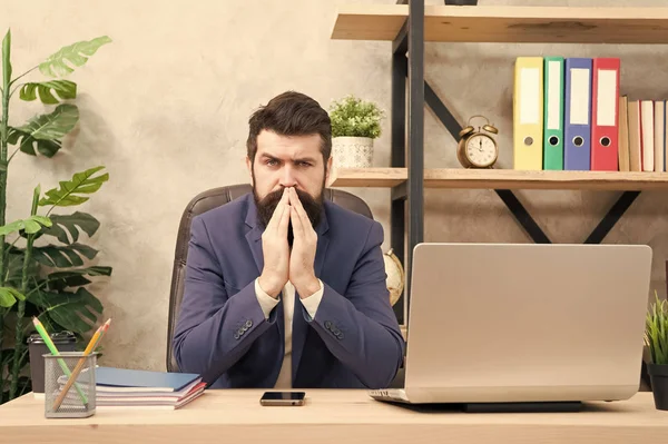 Buchhaltung. Geschäftsmann im formellen Outfit. Selbstbewusster Mann benutzt Laptop. Chef-Arbeitsplatz. brauchen Pause. Bärtiger Mann im Büro. Der Mann rechnet am Laptop ab. Buchhaltung. Mann Buchhaltung Finanzen. — Stockfoto