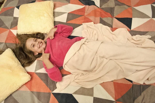 Petite fille heureuse dans la chambre. Bonjour. Bonjour. Journée internationale de l'enfance. Petite fille enfant prête à dormir. C'est l'heure de se détendre. Le bonheur de l'enfance. Une soirée pyjama. Bonne nuit. sentir à l'aise dans la chambre — Photo