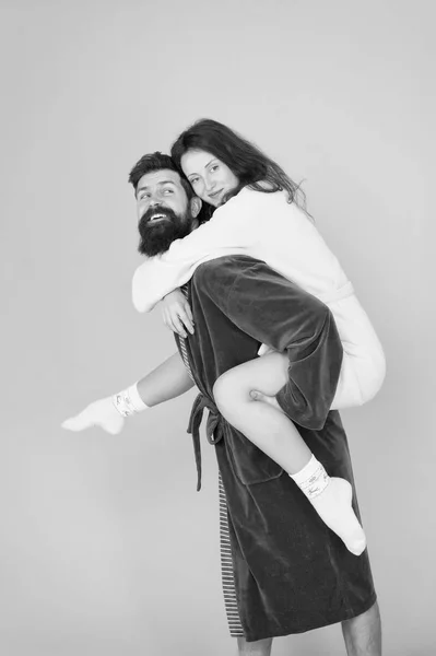 Je m'amuse. femme et homme barbu en robe. Parfait matin. Bonne famille. couple romantinc amoureux. couple familial romantique en peignoir de bain. robe pour couple marié. relations amoureuses. matin romantique — Photo