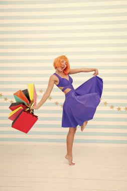 İnternetten iyi alışverişler. İyi tatiller. Son hazırlıklar. Alışveriş merkezinde büyük indirim var. Moda. Kara Cuma satışları. Mutlu kadın alışverişe gider. Alışveriş torbalı çılgın kız. Güzel alışveriş.