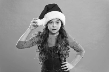 İyi tatiller. Küçük sürpriz kız. Yeni yıl partisi. Noel Baba çocuğu. Noel alışverişi. Xmas için hediye. Çocukluk. Noel Baba şapkalı küçük kız. Yeni yıl yeni hedefler