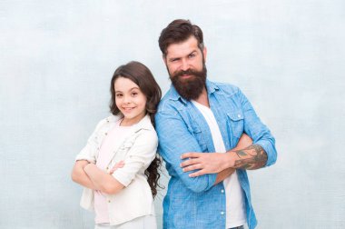 Güven ve destek. En iyi dostlar. Babamın takımı. Sakallı hipster adam ve sevimli çocuk kız. Biz takımız. Aile takımı. Baba ve kız takım arkadaşları. Ebeveynlik ve çocukluk. Babalar günü kavramı