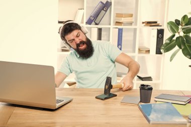 Bozulmuş iletişim. Başarısız mobil görüşmeler. Çağrı merkezindeki iş ile ilgili en sinir bozucu şey. Gelen arama. Sinir bozucu müşteri arıyor. Adam sakallı adam kulaklık ofis akıllı telefon üzerinde salıncak çekiç