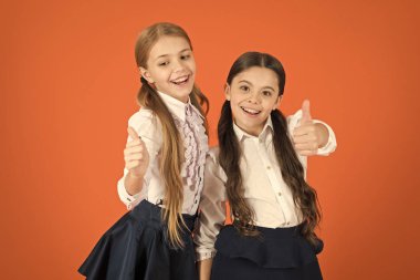 Okulda dostane ilişkiler. Arkadaşlık okul eğitimine devam ederken. Okul dostluk kavramı. Neşeli çocuklar. En iyi arkadaşıyla ders motivasyon. Kız arkadaşlar okul üniforması sınıf en iyi