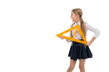 Okul konsepti. Ölçme aleti okul dersi ile küçük çocuk. Küçük kız geometri dersine hazırlanıyor. Sevimli kız öğrenci ders için üçgen cetvel tutan. Eğleniyor. Takdir bilgi