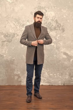 İnanılmaz bir bakış. Erkek giyim ve moda konsepti. Adam acımasız moda modeli. İş adamları moda tarzı. Ofis için resmi ve rahat kıyafetler. Adam yakışıklı sakallı işadamı lüks resmi takım elbise giymek
