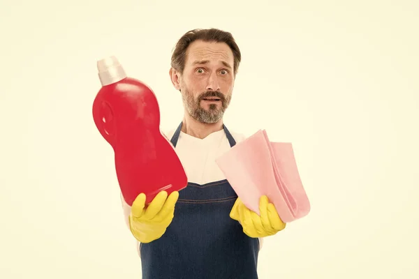 Cleaning and maintenance Senior man holding bottle of domestic cleaning fluid and wiper. Mature man doing household activity. Household worker. Household laundering. Providing household service — Stock Photo, Image