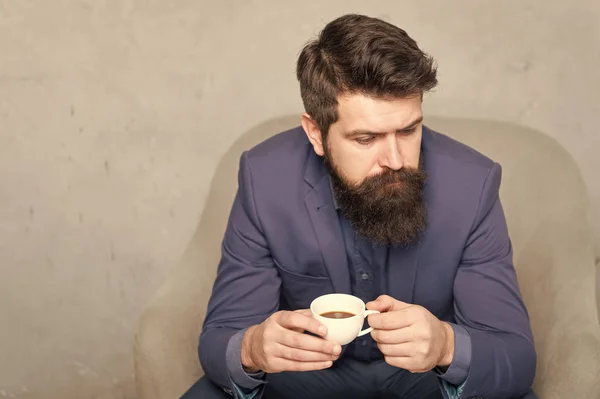 El café en el que puedes confiar. Empresario bebiendo café por la mañana. Hombre barbudo disfrutando de su descanso para el café. Hipster sosteniendo taza de café, espacio de copia —  Fotos de Stock