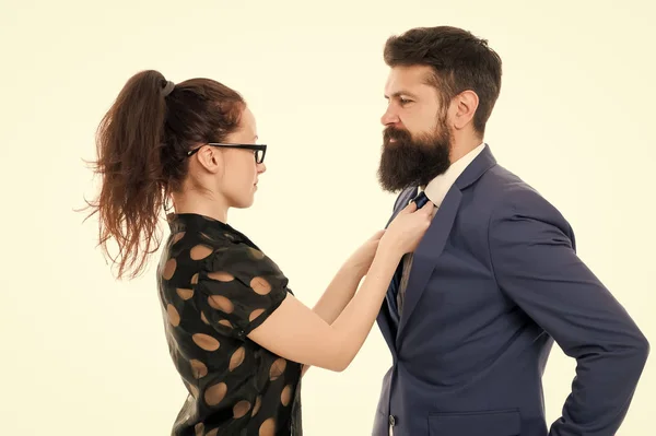 La mujer arregla su corbata masculina. pareja formal de negocios. negocios con asistente personal. elegante sexy mujer la fijación de sus amantes bowtie. Preparación para la fiesta. fiesta corporativa en la oficina. Sr. Perfección — Foto de Stock