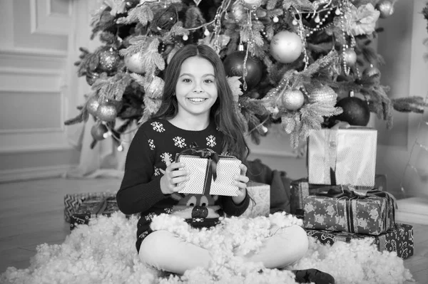 Feliz Ano Novo. No Natal. O miúdo aproveita o feriado. pequena menina feliz no Natal. Na manhã anterior ao Natal. Férias de Ano Novo. menina criança gosta de presente de Natal. Abrindo presente de Natal — Fotografia de Stock