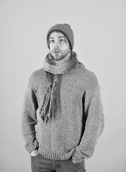 Un vagabundo en invierno. Un vagabundo con ropa de invierno. Se necesita refugio para indigentes. La seguridad invernal es genial —  Fotos de Stock