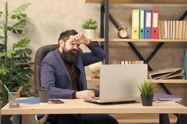 fazla çalışma. yardıma ihtiyacı var. yorgun işadamı resmi kıyafeti. Kendine güvenen biri işime laptop ve smartphone. Patron çok çalışan işyeri. Sakallı adam iş ofiste. kavramı çok. Çok çalışan duygu