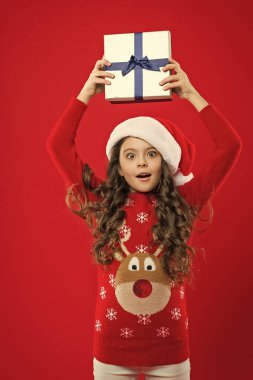 Mutlu kış tatili. Küçük kız. Noel için hediye. Çocukluk. Noel Baba kırmızı şapkalı küçük kız çocuğu. Yeni yıl partisi. Noel baba çocuk. Noel alışveriş. onun zaman