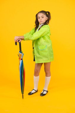 Aksesuarı al ve yağmur yağsın. Küçük çocuk renkli şemsiye yağmur aksesuar tutan. Yağmurluklu küçük kız, yağmurluk lu, yağmurlu sonbahar sezonu için moda aksesuarı. Onu kuru tutmak için mükemmel bir aksesuar