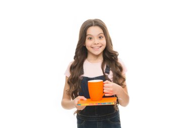 Soya unu suda askıya alınarak elde edilen sıvı. Lezzetli içecek tarifi. Küçük çocuk sıcak süt içeceği ile fincan tutan. Küçük kız sıcak içkinin tadını çıkarıyor. Sevimli çocuk süt ile çay içen