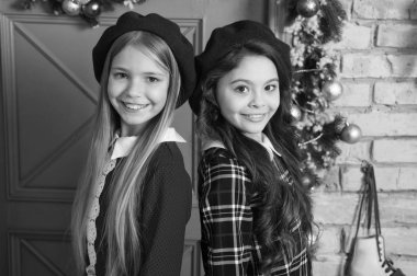 Bir kaç temel stil kuralları için yapışmasını. Küçük çocuklar şık Fransız bere giymek. Fransız kız tarzı. Küçük kızlarla uzun saç stili için yeni yıl partisi. Küçük çocuklar yeni yıl arifesinde. Moda kızlar