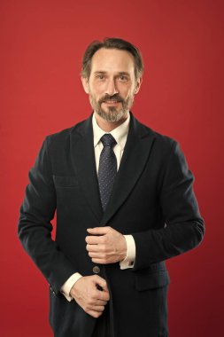 İyi bakımlı. Saç bakım ipuçları. İş adamı iyi adam kırmızı arka plan bakımlı. İş insanlar saç modeli. Şık ve modern görünümünü olgun adam. Bakımlı sakallı hippi. Mükemmel stili