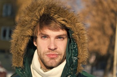 Tatil ve kışın seyahat. Karlı havalarda. Trendy kışlık mont. Adam. Dışarısı soğuk. Karda orman. Temiz hava. adam kış tatil günlerinde. Kış modası. Sıcak giysiler. Sadece şuna bak