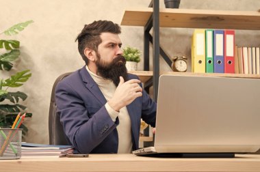 Sistem Yöneticisi sunucu raf hizmet. bilgisayar sistemleri ve ağları yapılandırma. Acımasız adam iş ofiste. Olgun adam hipster bilgisayar kullanın. Çalışan erkek patron. sysadmin gün 28 Temmuz