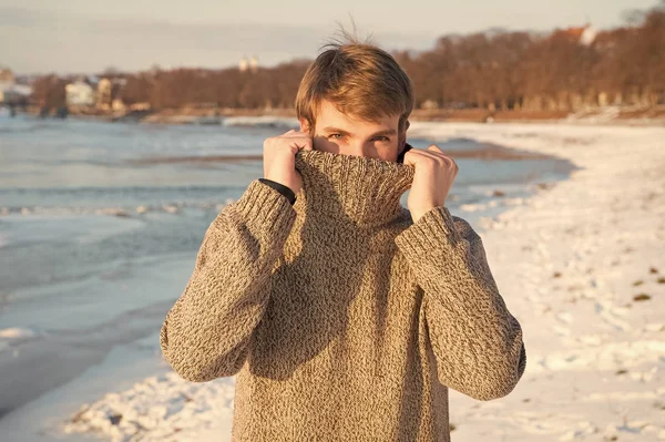 Зимняя одежда. теплый свитер. Сексуальный мужчина в теплой одежде. Теплая одежда для холодного сезона. С зимними праздниками. Грипп и холод. Человек путешествует зимой, на природе. Подготовка к зиме — стоковое фото