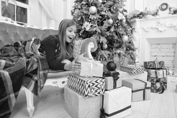 明けましておめでとう。冬。彼女のクリスマス プレゼントを開きます。クリスマス ツリーとプレゼント。クリスマスのオンライン ショッピング。家族の休日。クリスマス前に朝。小さな女の子。子供は、休日を楽しむ — ストック写真