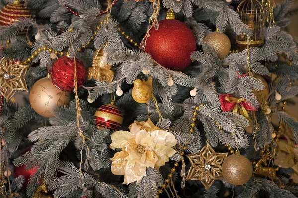 Weihnachtskomposition. am Morgen vor Weihnachten. Neujahrsferien. Weihnachten. schön geschmückter Baum mit Spielzeug. Frohes neues Jahr. Frohe Weihnachten und frohe Feiertage. echte Gefühle. Silvester. — Stockfoto