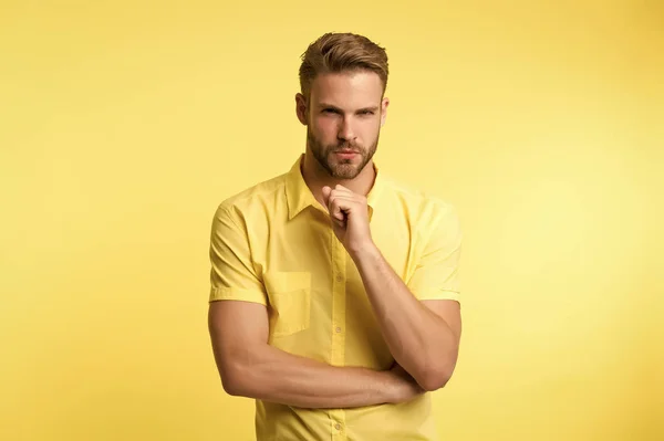 Preguntarse a sí mismo. Joven guapo manteniendo la mano en la barbilla mientras está de pie fondo amarillo. Concepto existencialista. Una pregunta difícil. Dificultades morales. Escúchate. Pregunta sin respuesta — Foto de Stock