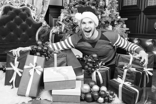Feliz Ano Novo e Feliz Natal. Homem feliz desfrutar de ano novo e festa de Natal. Homem com caixas de presente na árvore de Natal. Bem-vindo à festa. — Fotografia de Stock