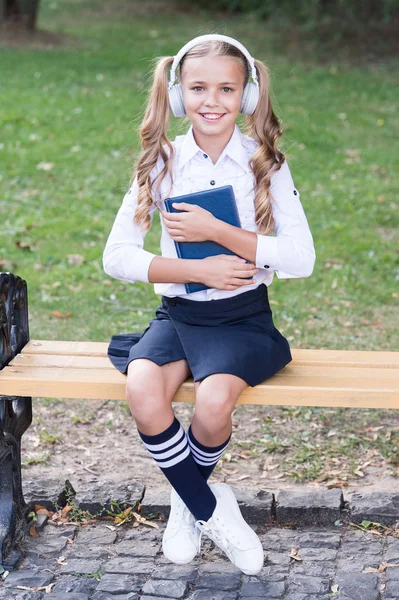 Ontdek de kennis. met behulp van headset technologie. oude school muziek. terug naar school. schoolmeisje in stijlvolle retro uniform luisteren audioboek. klein gelukkig meisje luisteren e-book. e-learning. Vintage Kid Fashion — Stockfoto