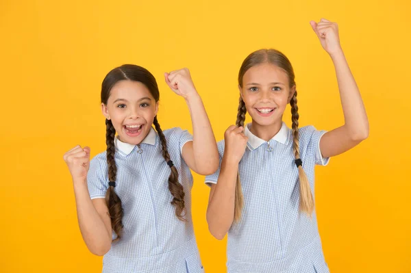 Feiern den internationalen Kindertag. Bereich der Kinderrechte erstreckt sich auf die Bereiche Recht Politik Religion Moral. Kinder Schwestern Freunde. Mädchen glückliche Gesichter. Unterschied zwischen Kinder- und Jugendrechten — Stockfoto