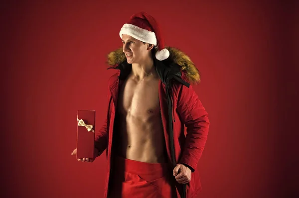 Šťastné Vánoce. Červená. Novoroční večírek. Santa claus muž. Vánoční nákupy. Dárek na Vánoce. Sexy Svalové muž v santa hat. Zimní móda. Drahý santa. To je velké překvapení — Stock fotografie