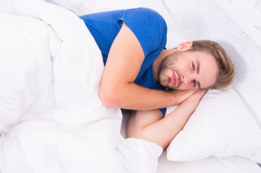 Kalkamayacak kadar tembel. Tembel adam yatakta yatıyor. Tembel sabah uyandıktan sonra yakışıklı adam. Biraz tembel olmak