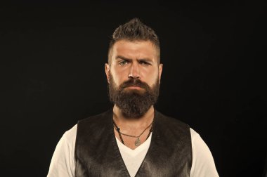 Gür bıyığı harika. Siyah zeminde sakal ve bıyık takan ciddi bir adam. Şık bıyık lı sakallı adam. Traşsız yüzünde dokulu bıyık lı vahşi hipster