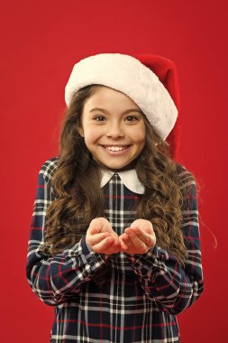 Mutlu ol. Noel Baba kırmızı şapkalı küçük kız çocuğu. Noel alışveriş. Mutlu kış tatili. Küçük kız. Noel için hediye. Çocukluk. Yeni yıl partisi. Noel baba çocuk. Onun senin